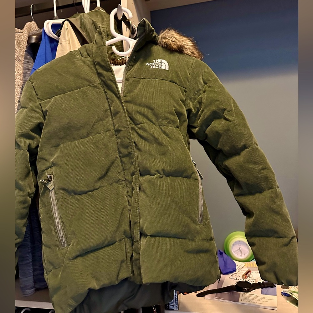 Girls The North Face lined puffer jacket. Size 12.